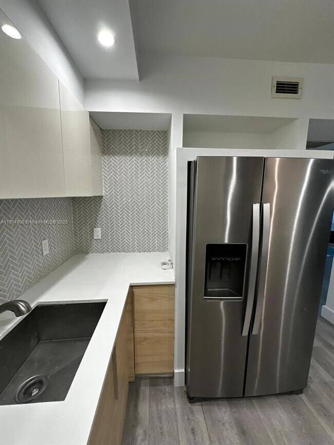 Building Photo - 5600 Collins Ave