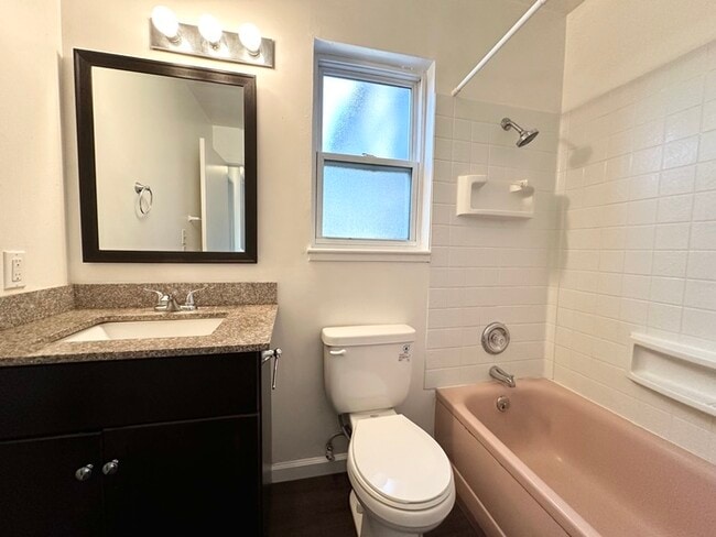 Building Photo - Charming cottage style unit located in Sacramento!