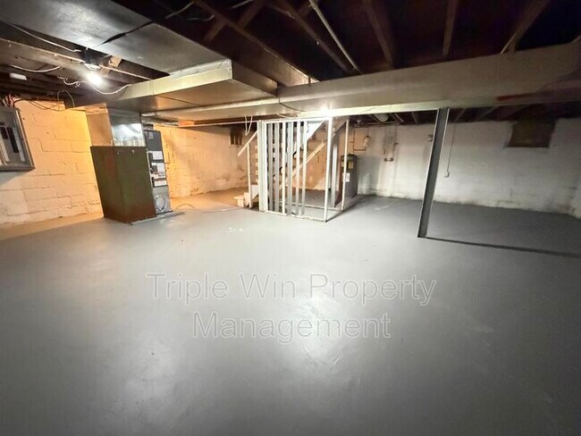 Building Photo - 6206 Evergreen Blvd