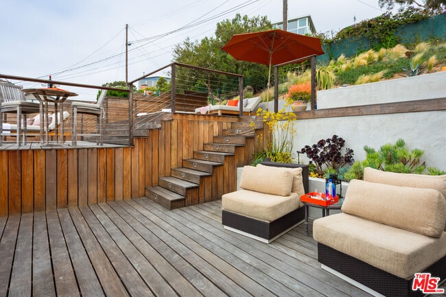 Building Photo - 218 Montreal St