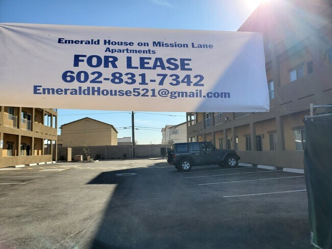 Building Photo - 521 E Mission Ln