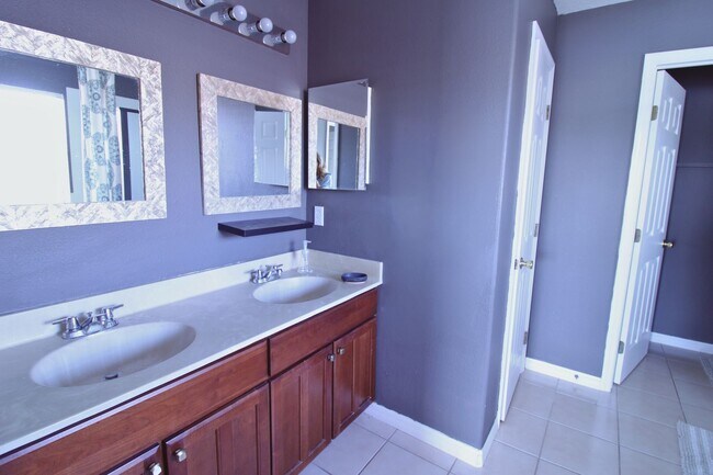 Building Photo - SPACIOUS 4-BED, 3-BATH HOME WITH PRIVATE BACKYARD PARADISE IN RIVERVIEW, FL