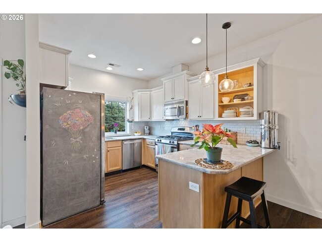 Building Photo - Spacious 3 Bedroom Townhome with Stainless Steel Appliances, Attached Garage & Open Layout