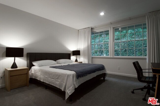 Building Photo - 1121 N Beverly Dr