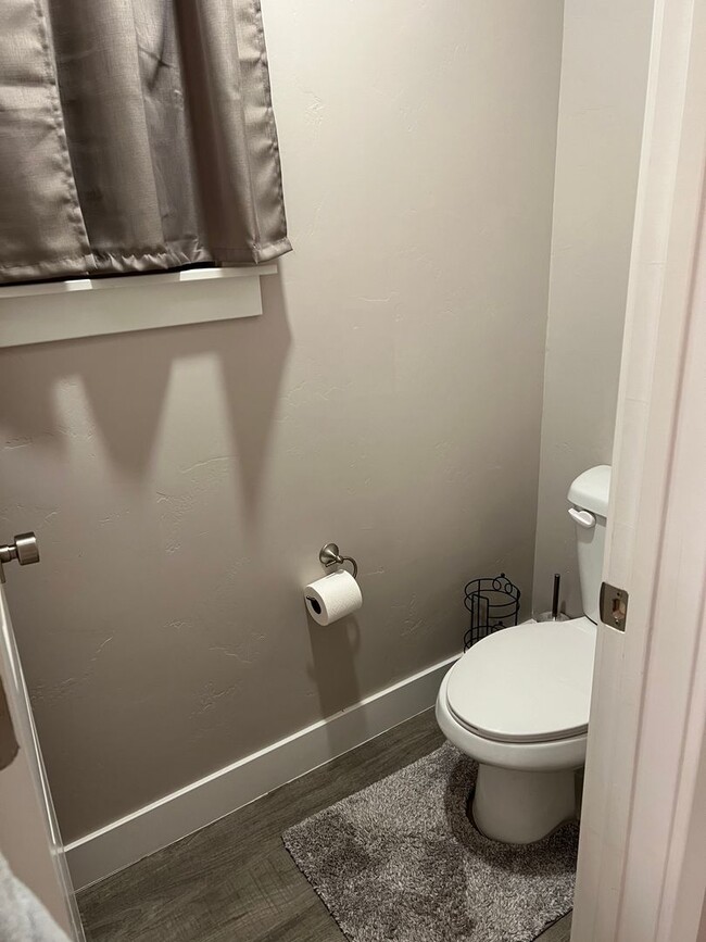 Building Photo - Spacious Townhome
