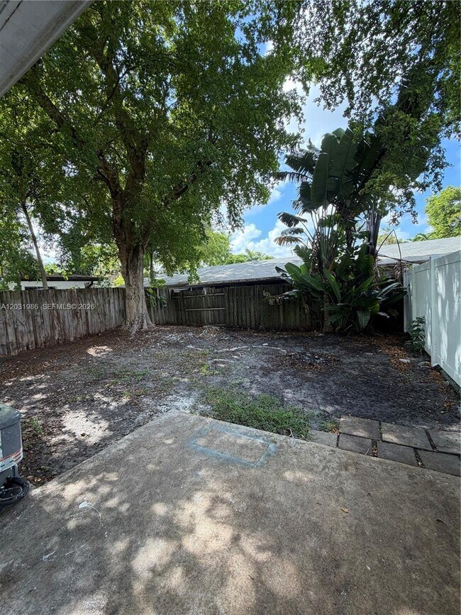 Building Photo - 1831 SW 24th St