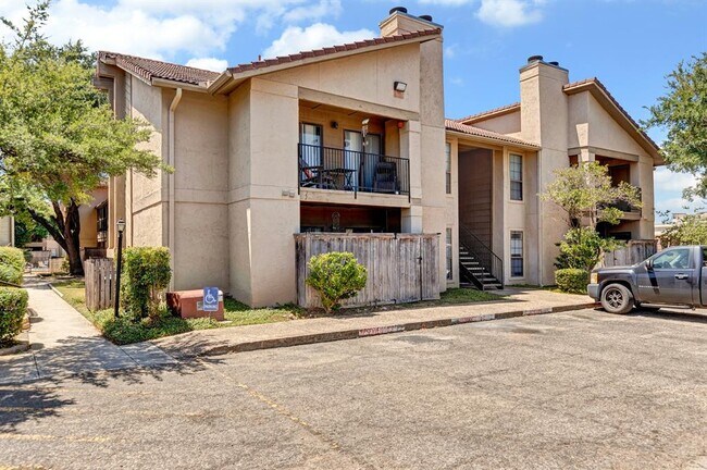 Building Photo - 1202 Thorpe Ln
