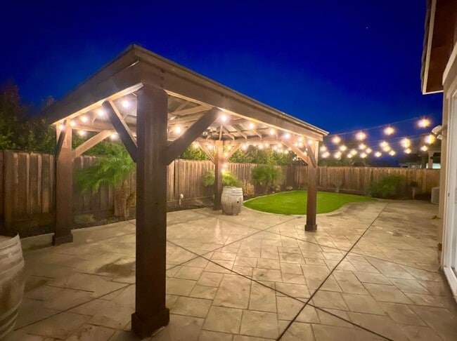 Building Photo - Charming! 3 Bedroom 2.5 Bath Single Family Home