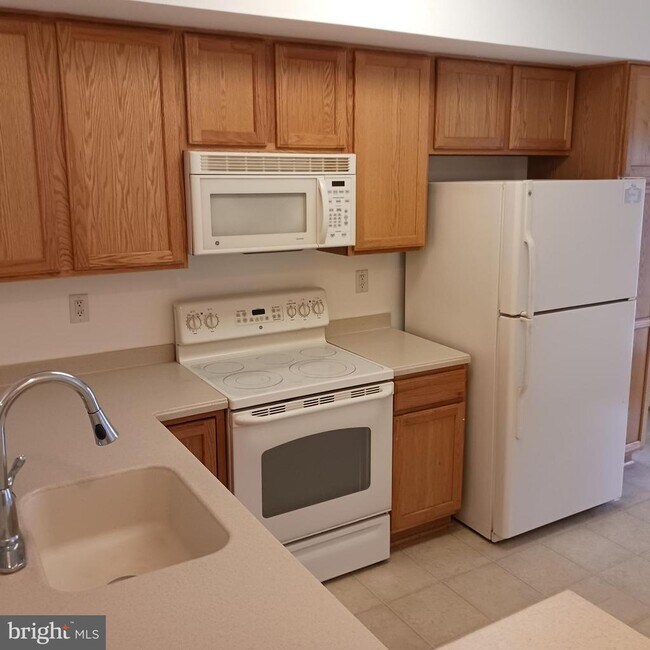 Building Photo - 2125 Hideaway Ct