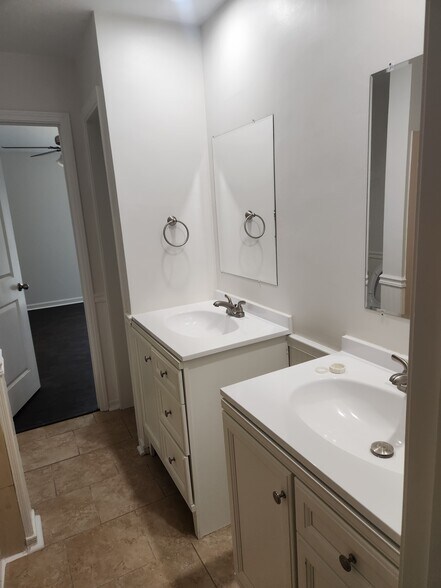 Building Photo - 434 Longwood Ct