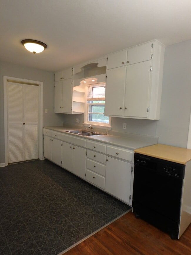 Building Photo - Adorable 3 Bedroom Home!