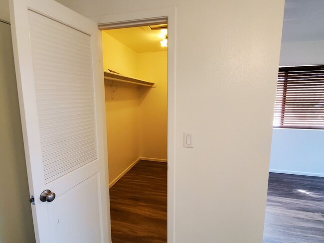 Building Photo - 3 bedroom with mother in law suite/ home o...