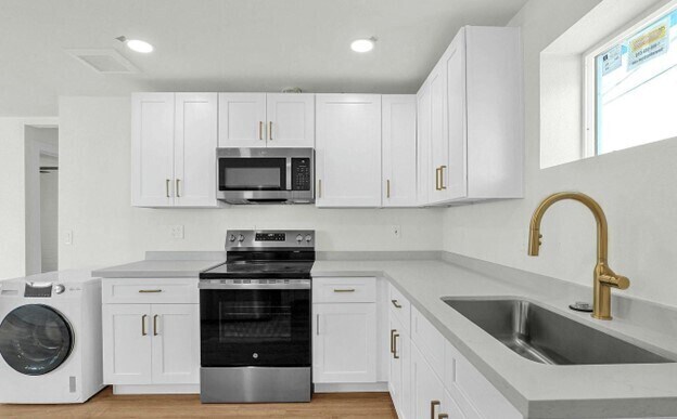 Building Photo - Newly Renovated 2 Bedroom, 1 Bath, with St...
