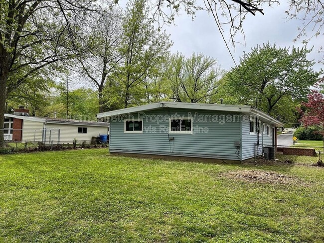 Building Photo - 430 Holiday Hl