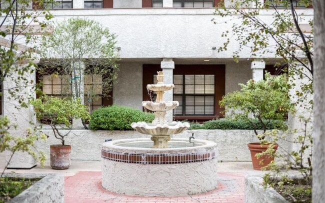 Building Photo - Amazing South Pasadena Condo in Prime Location!