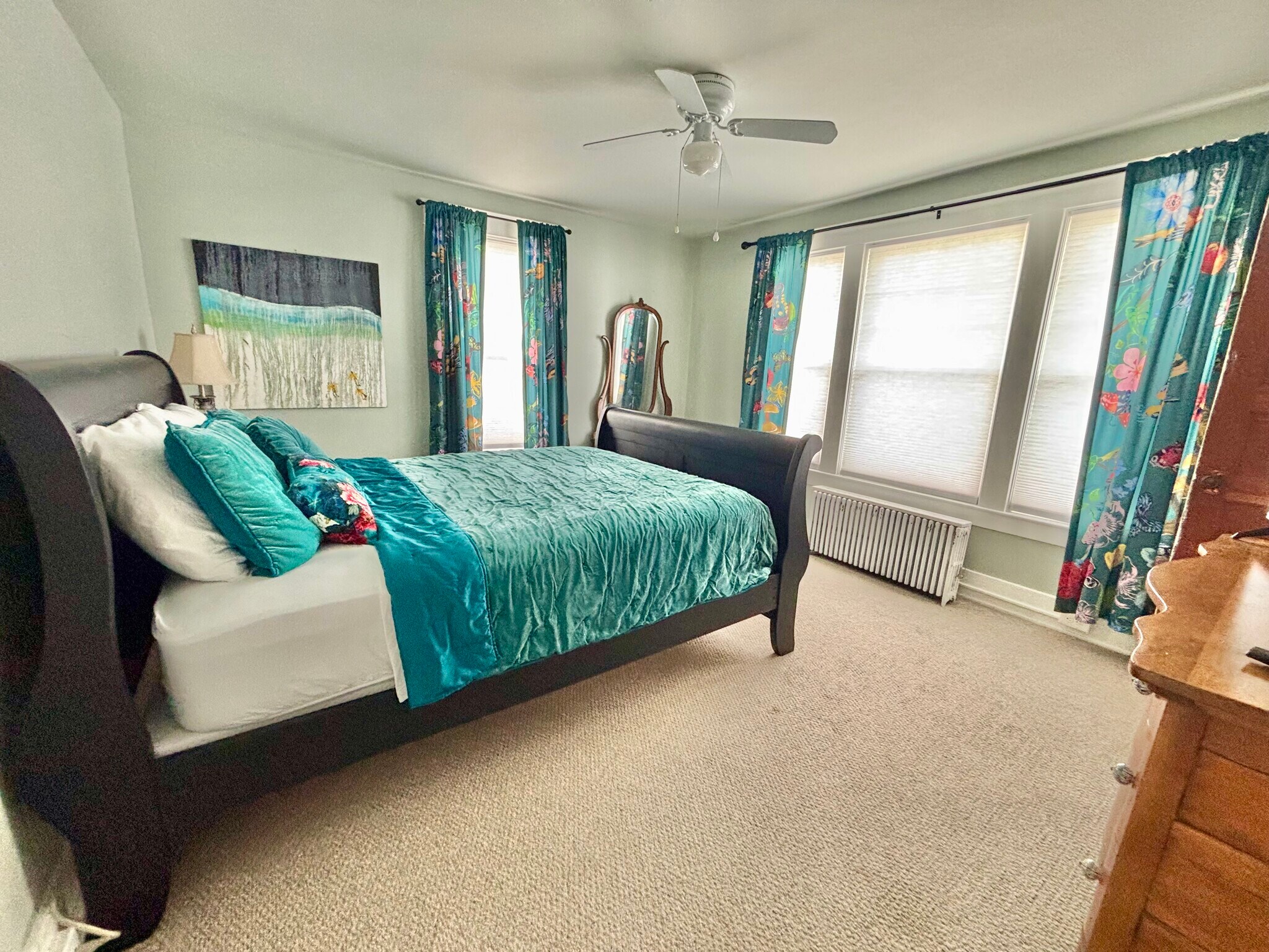 Master bedroom with walk-in closet and two dressers - 20 Mansfield Pl
