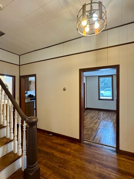 Building Photo - 1802 Perry Hwy