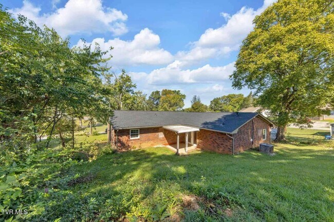 Building Photo - Newly renovated 3 Bedroom 2 Bathroom Home ...