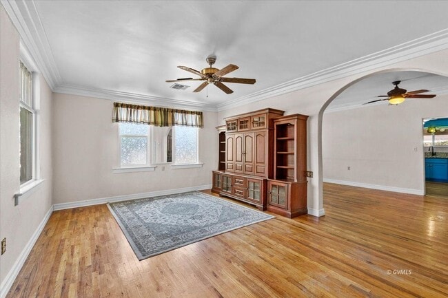 Building Photo - 320 W 11th St