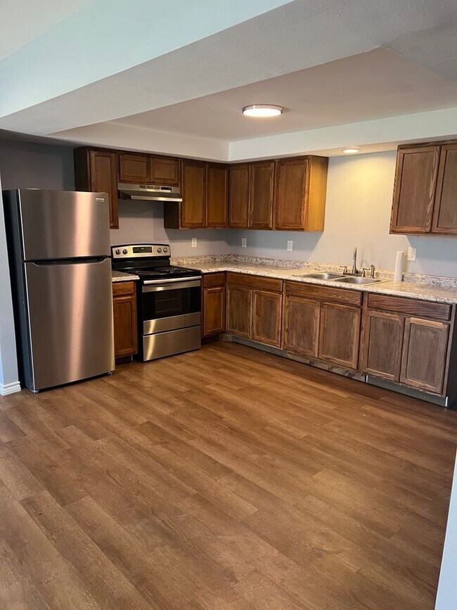 Building Photo - 4 Bedroom 2.5 Bath Townhouse