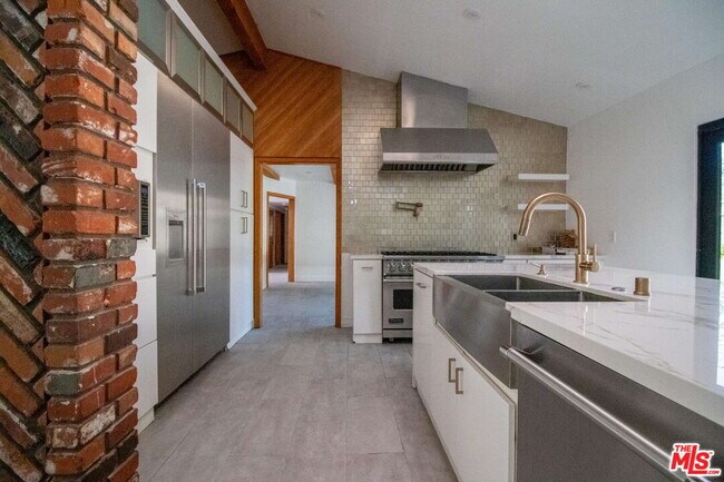 Building Photo - 11619 Lerdo Ave