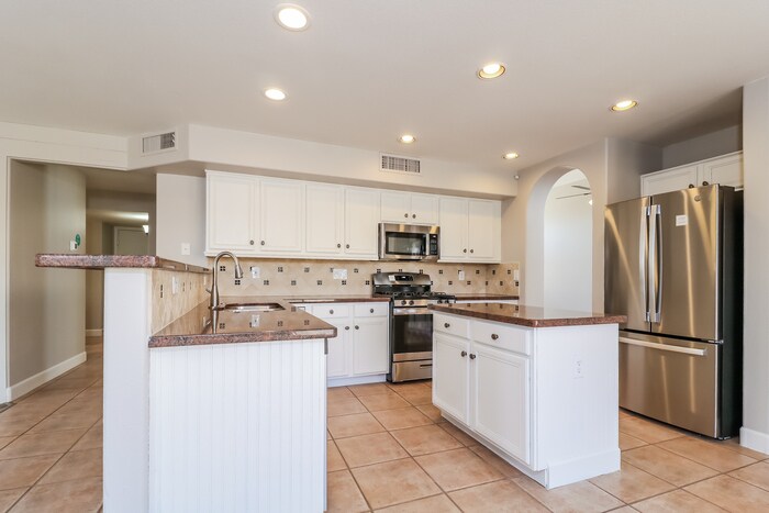 Building Photo - 10864 W Melinda Ln