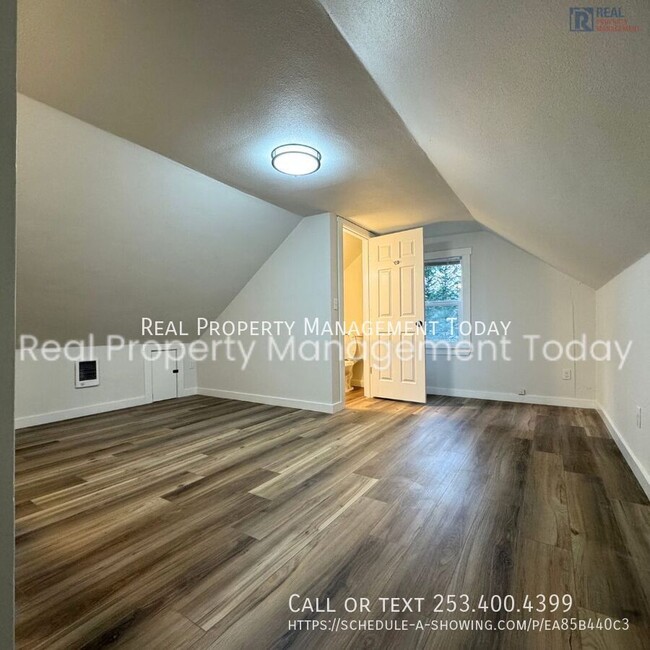 Building Photo - Beautiful remodeled 3 bed 1.5 bath with de...