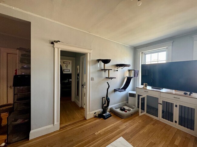 Building Photo - Spacious Cambridge 1 Bed