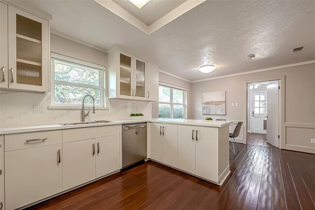 Building Photo - 10118 Briar Forest Dr