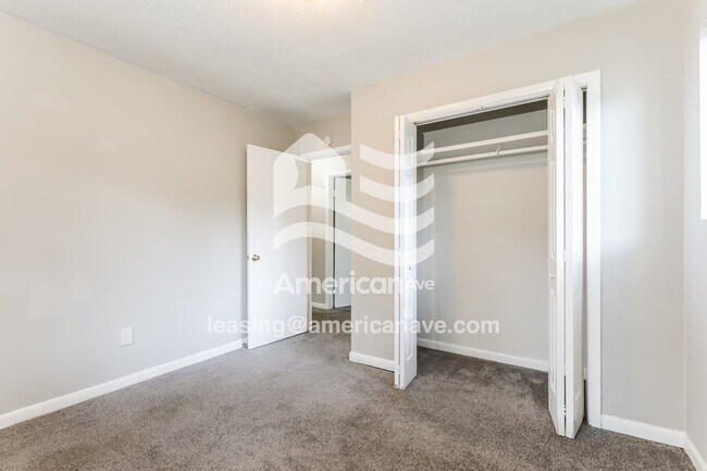 Building Photo - 229 W Canterbury Dr