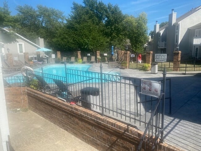 Building Photo - Shawnee Condo all redone close to Shops an...