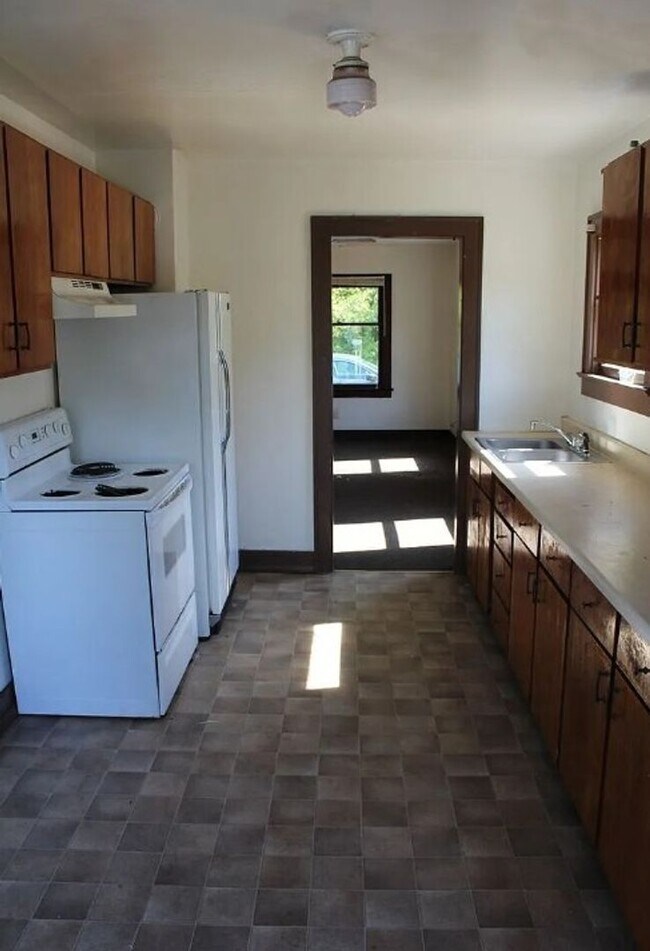 Building Photo - 6 bedroom, 2 Bath Home Available in August!