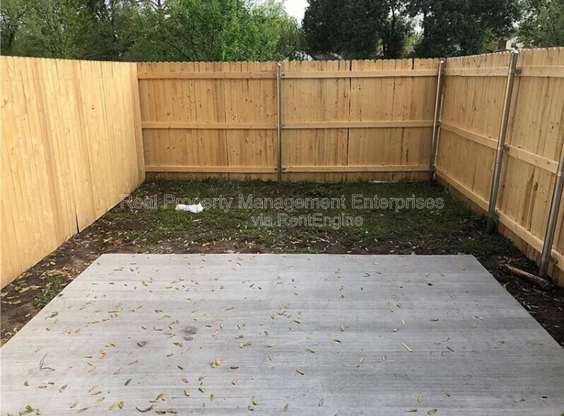 Building Photo - 1705 Beaumont Dr