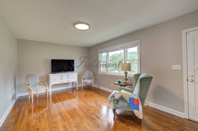 Building Photo - 301 Bannister St