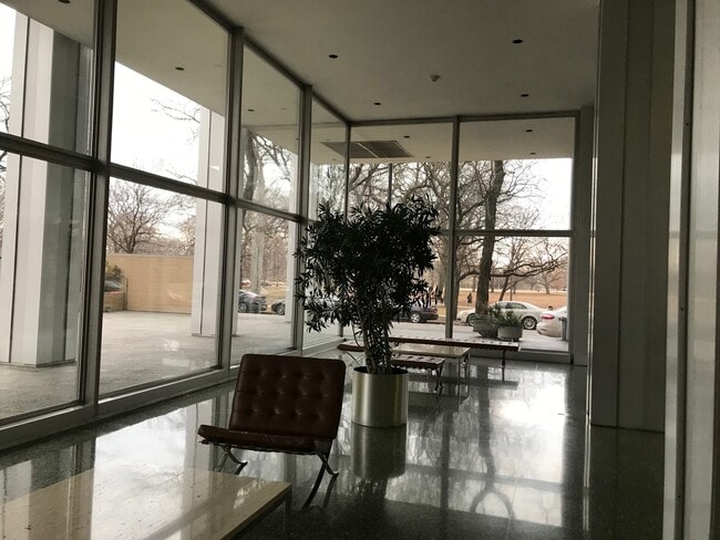 Building Photo - 2400 N Lakeview Ave