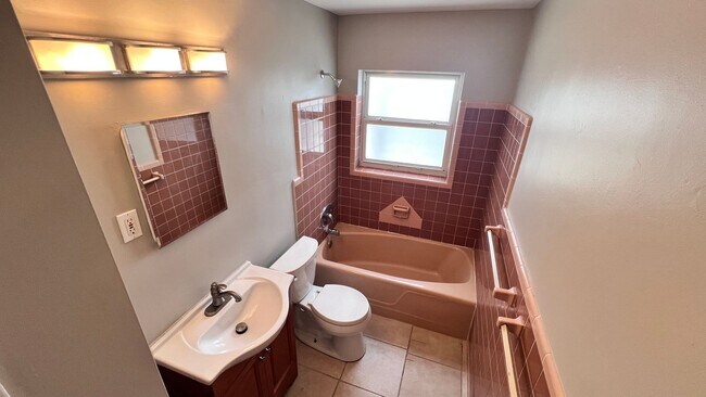 Building Photo - Lovely 3 Bedroom, 2 Bathroom Home in Melbo...