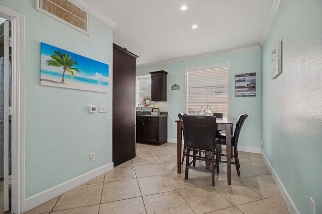 Building Photo - 7000 Seawall Blvd