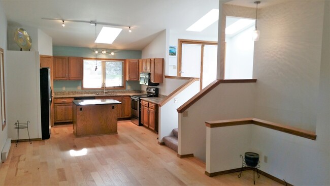 Building Photo - Pet Friendly Three Bedroom Townhouse!