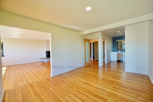 Building Photo - Unmatched Quality and Unparalleled Views F...