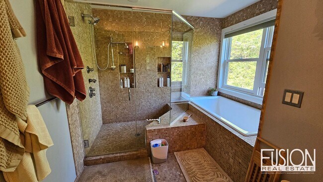 Building Photo - Contemporary 3 bed/2.5 bath on 10 Private Acres with Deeded Lake Access down the Road!