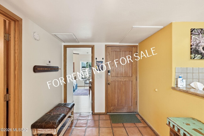 Building Photo - 2824 E Sierra Vista Rd