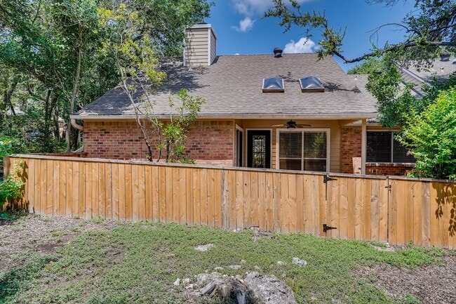 Building Photo - Rare 2 BR/ 2 BA Townhouse in Northwest Hil...