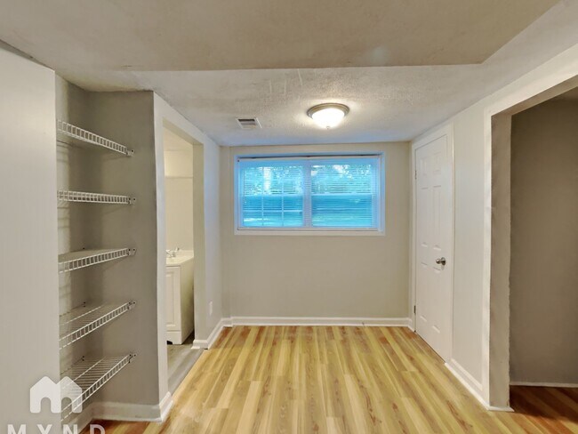 Building Photo - 247 Roxbury Dr