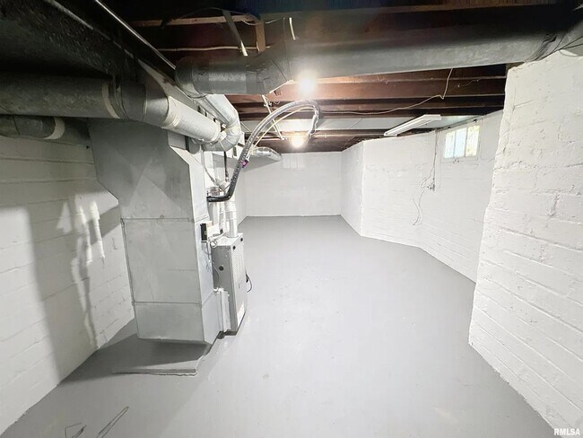 Building Photo - 3 Bedroom Rental in Moline