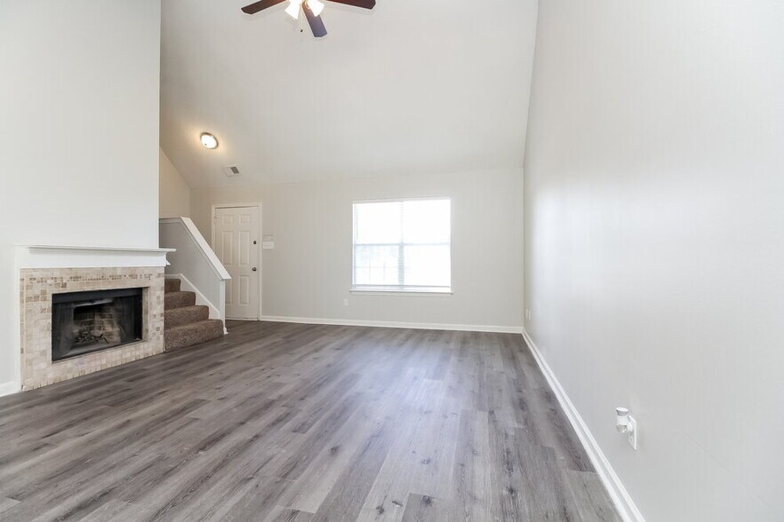 Building Photo - 8432 Creek Front Dr