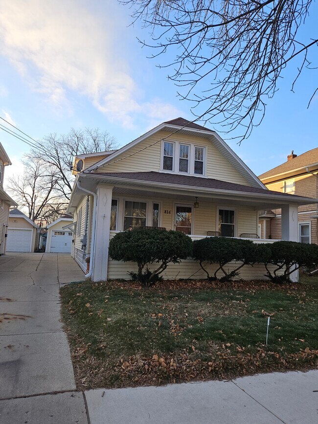 Primary Photo - 816 Aurora Ave