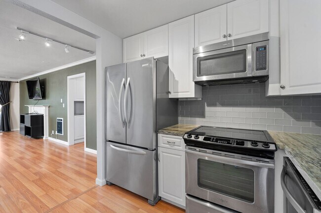 Building Photo - COMING AVAILABLE 4/5/26: Updated Versailles Condo in Newport Beach