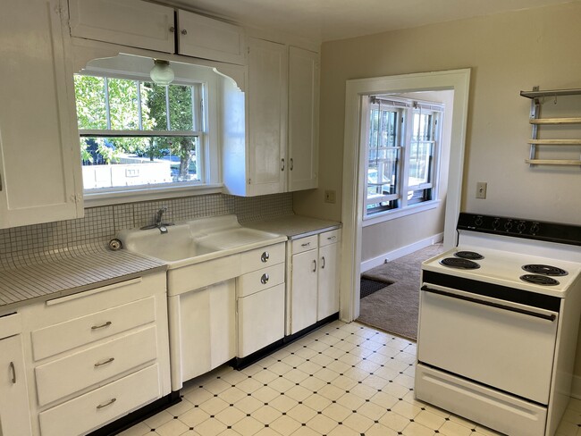 Kitchen - 5327 N Bowdoin St