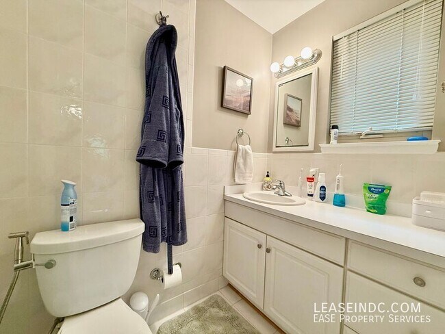 Building Photo - 6424 Hollins Dr