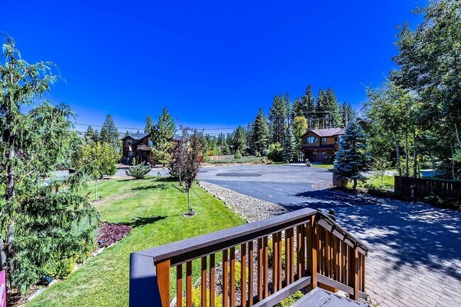 Building Photo - Large Mountain Luxury Home